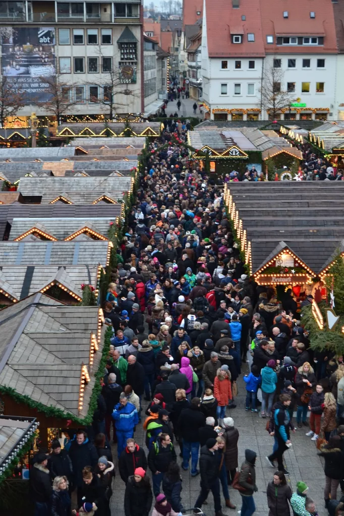 menschenmassen am christindlmarkt